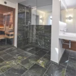 Eine Dusche mit Natursteinen des Typs Verde Pannonia
