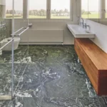 Ein Badezimmerboden mit Natursteinen des Typs Verde Pannonia