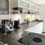 Eine Küchenzeile in der Farbe Belvedere