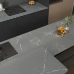 Eine Küchenzeile in der Farbe Quarzagglo Pietra Grey