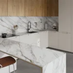 Eine Küchenzeile in der Farbe Neolith Azure