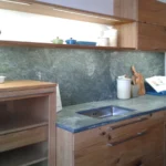 Eine Küchenzeile in der Farbe Verde Pannonia