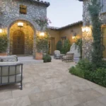 Eine Bourgogne Terrasse in einem Innenhof