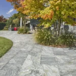 Eine Pannonia Terasse mit einem Beet in der Mitte